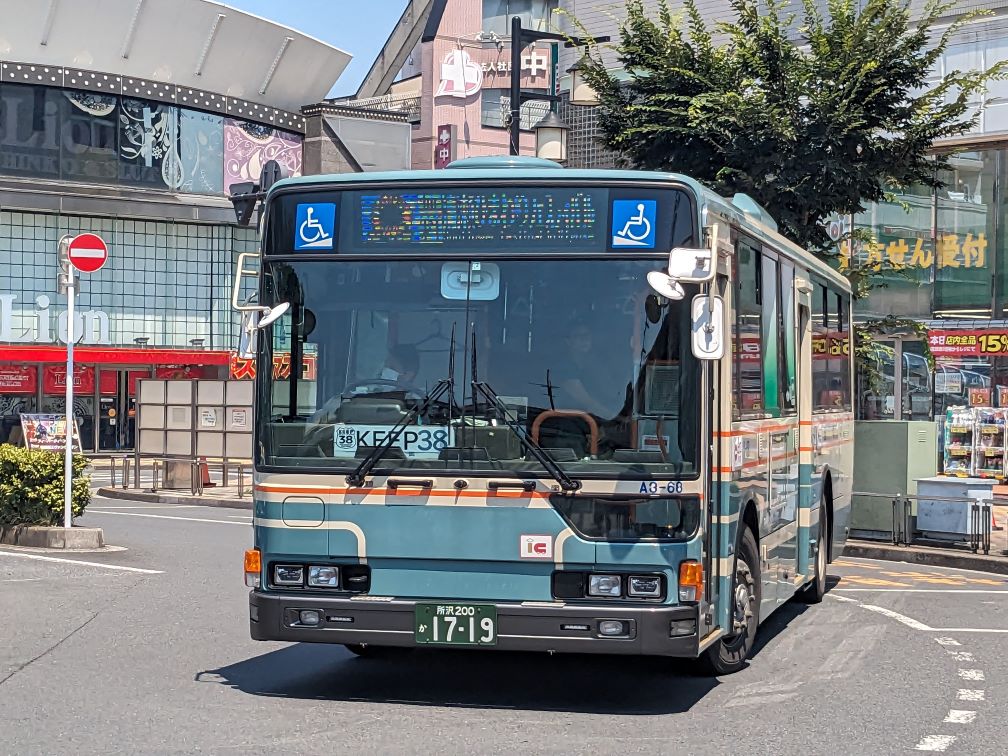 専用の行き先表示を表示しているシャトルバス