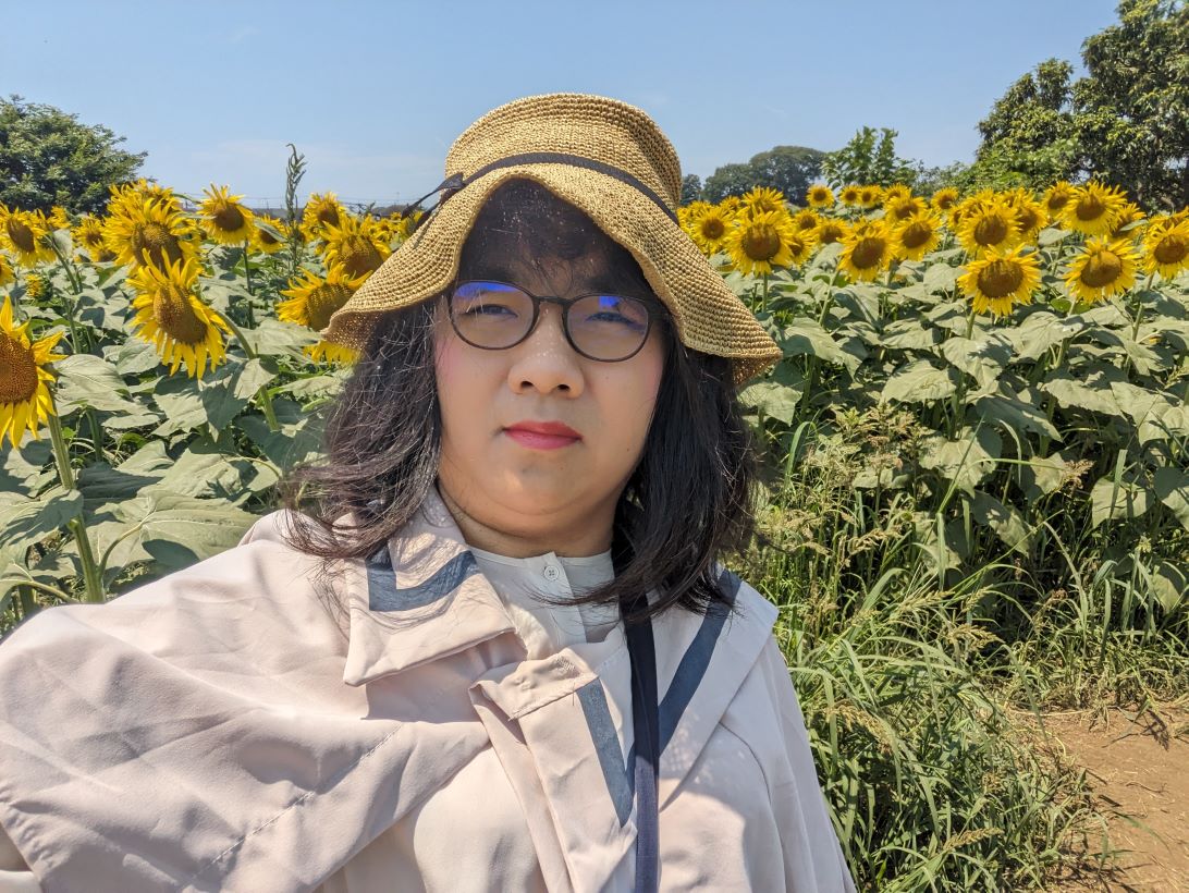 私,北村由衣と並ぶひまわり