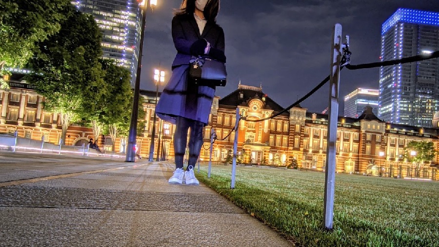 東京駅前で撮った夜のスーツ姿